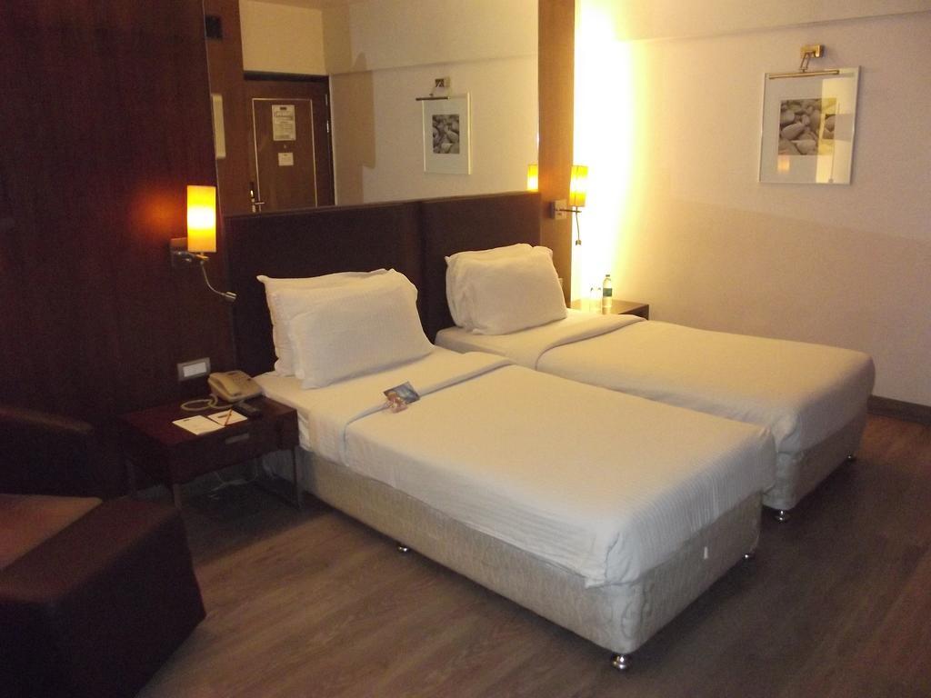 St Laurn Koregaon Park Пюн Екстериор снимка