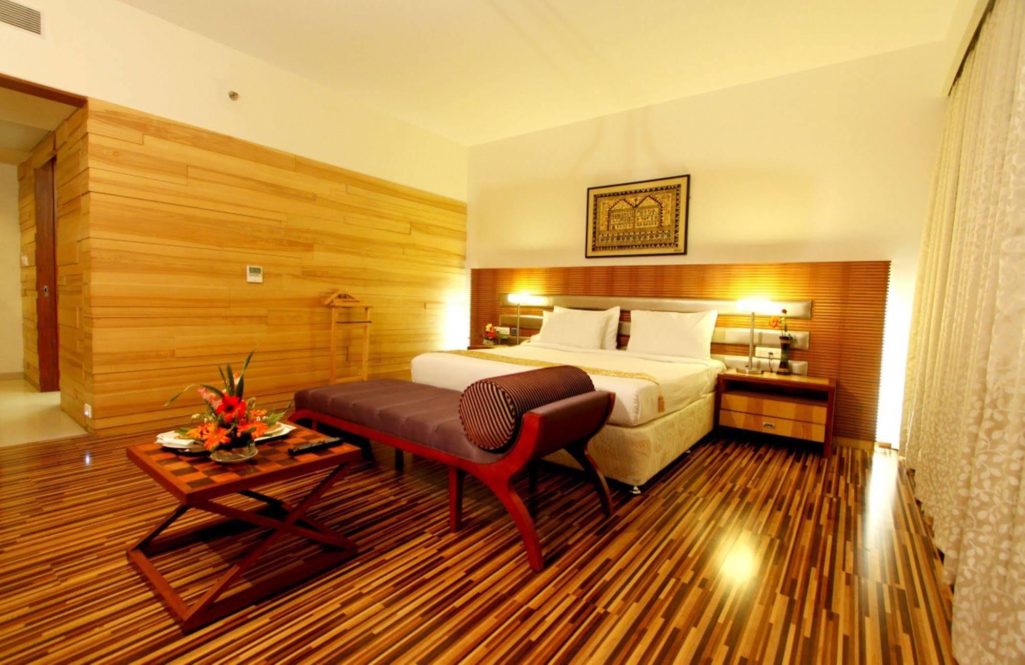 St Laurn Koregaon Park Пюн Екстериор снимка